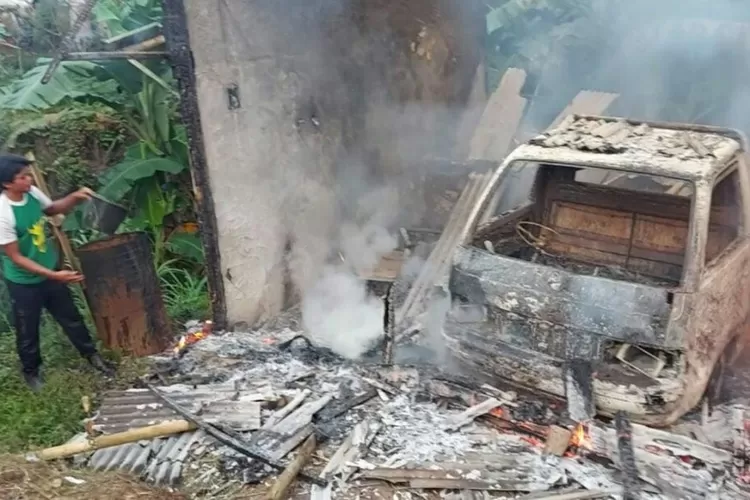 Kandang Sapi dan Mobil Pick Up Terbakar di Desa Kalijurang Brebes (Suaramerdeka.com)