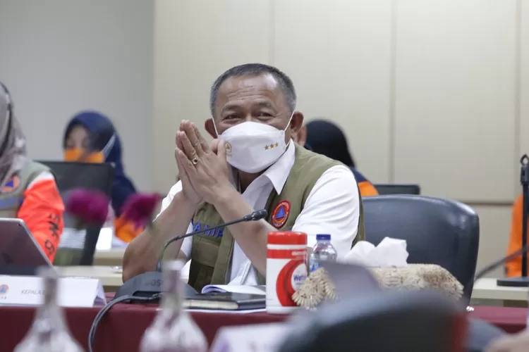 Kepala BNPB dan Ketua Satgas Covid-19 Letjen TNI Ganip Warsito (tengah mengenakan rompi) dalam geladi ruang ancaman bencana gempa bumi dan tsunami di InaDRTG, Sentul, Minggu (22/8).  (foto bnpb.go.id)