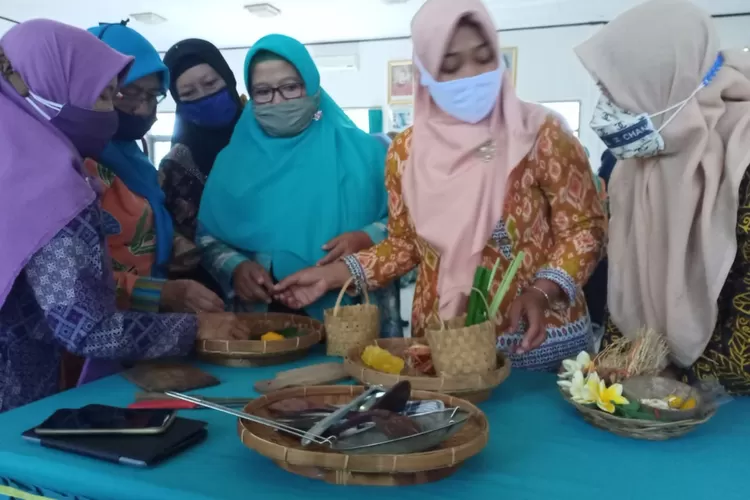 Anggota PKK Kabupaten Temanggung praktek pembuatan minuman empon-empon (Humas Pemkab Temanggung)