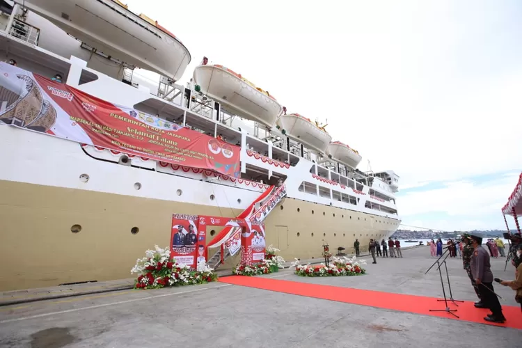 Panglima TNI Marsekal Hadi Tjahjanto dan Kapolri Jenderal Listyo Sigit Prabowo meninjau langsung tempat isolasi terpusat (isoter) di KM Tidar, Papua. (Jabodetabek.Id)