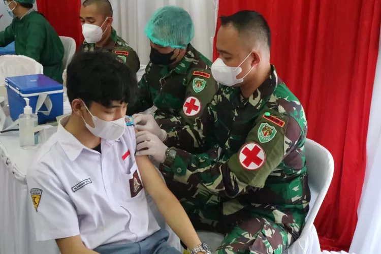 Salah satu pelajar di SMAN 7 Cirebon mengikuti Gebyar Vaksinasi Jabar Juara Merdeka Covid-19. (foto: dokumentasi humas Pemda Kota Cirebon)
