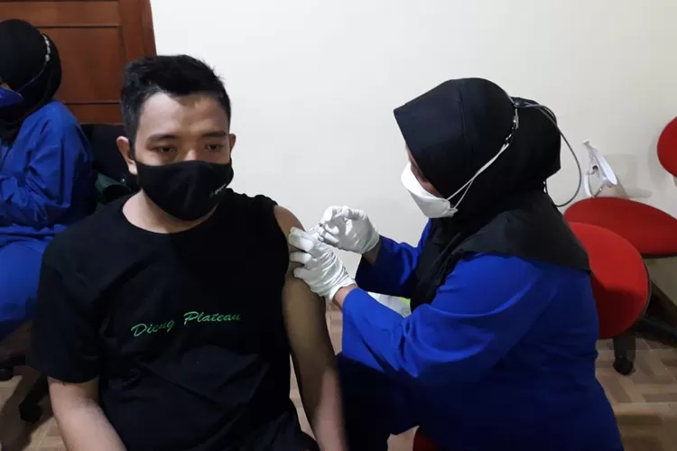 Seorang warga sedang divaksinasi dalam sebuah kegiatan vaksinasi di Indonesia (Relawan Siaga/@ricofrantino)