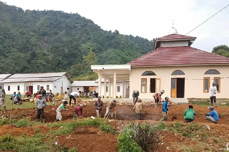 Warga Desa Sukamulya bergotong royong membangun akses jalan tiga desa. (Rosyka)