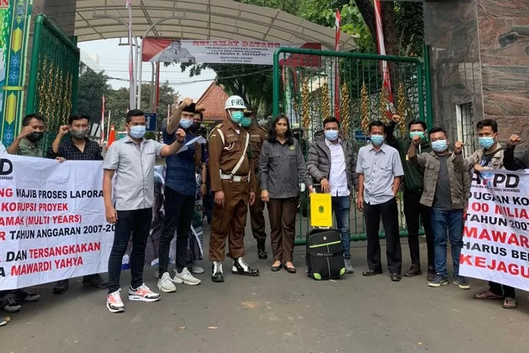 AMPD mendatangi Kejaksaan Agung membawa 1 koper bukti korupsi (Klikanggaran/Ist)