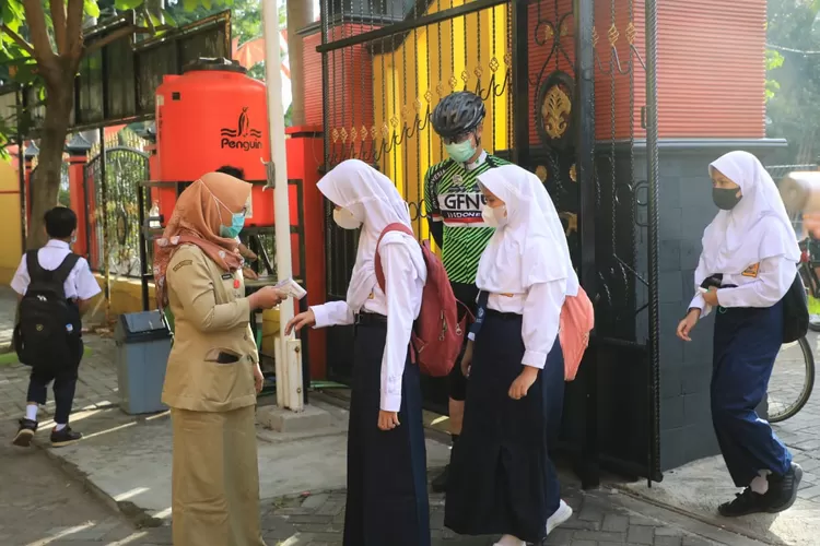 Gubernur Jateng Ganjar Pranowo saat melakukan tinjauan pelaksanaan PTM Hari Pertama di Kota Semarang./jatengprov/