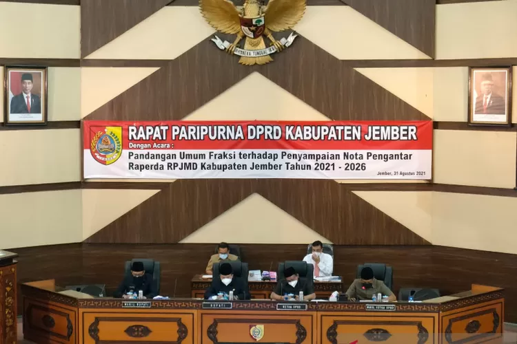 Suasana rapat paripurna Pandangan Umum Fraksi terhadap Penyampaian Nota Pengantar Raperda RPJMD 2021-2026 di DPRD Kabupaten Jember, Jawa Timur, Selasa (31/8/2021).  (ANTARA/HO-DPRD Kabupaten Jember )