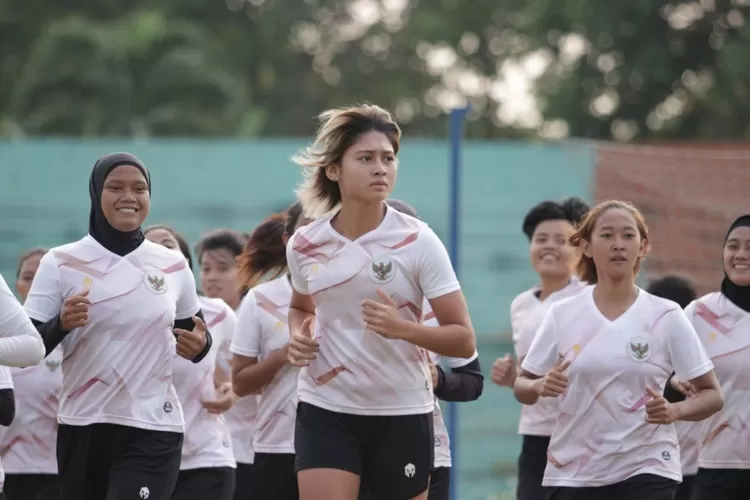 Pemain Timnas Wanita Indonesia menjalin sesi latihan perdana dalam pemusatan latihan di Stadion Mini Cibinong. Dok.PSSI.go.id