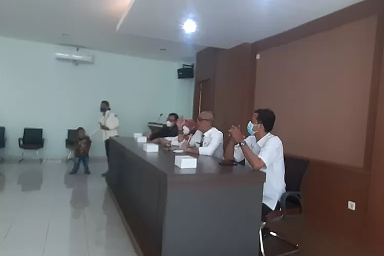 Kadinsos Kabupaten Bogor, dr Mustakim tengah memberi sambutan dalam acara pemeriksaan dan penyerahan alat pendengaran (Rosyka)