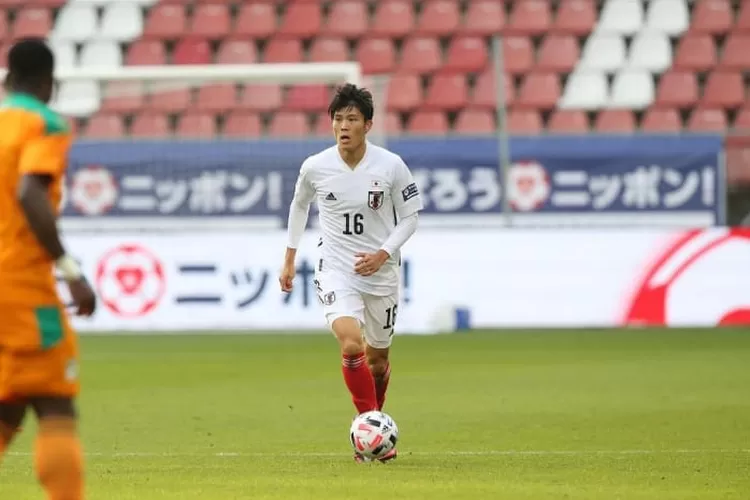 Takehiro Tomiyasu Sedang Menggiring Bola (Instagram  tomiyasu.t)