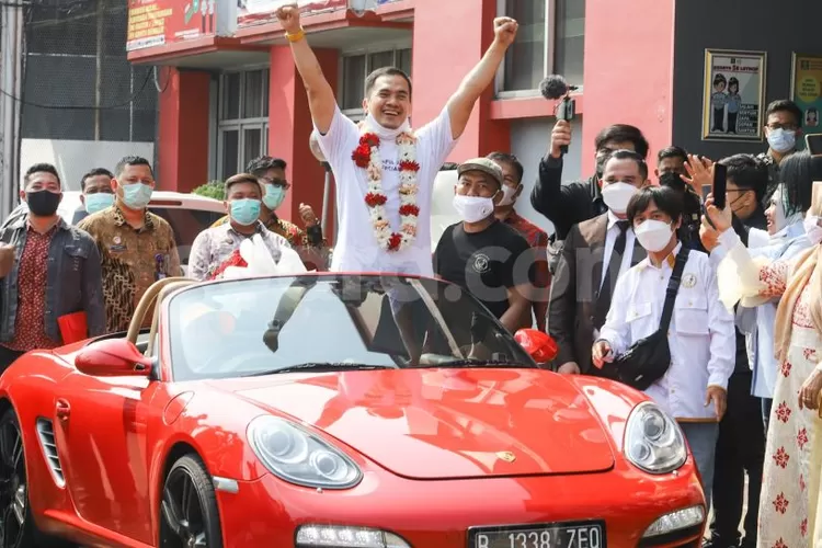 Ekspresi bahagia Pedangdut Saipul Jamil saat meninggalkan Lembaga Permasyarakatan Cipinang, Jakarta Timur, Kamis (2/9/2021).  (Suara.com/Alfian Winanto)