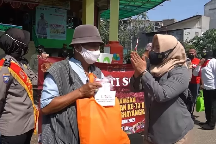 HUT Polwan ke 73, Personel Polres Bogor berbagi sembako. (Rosyka)