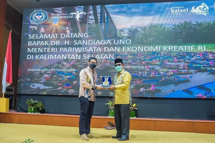 Menparekraf Sandiaga Uno (kiri) bersama Gubernur Kalsel Sahbirin Noor. Dok.Kemenparekraf
