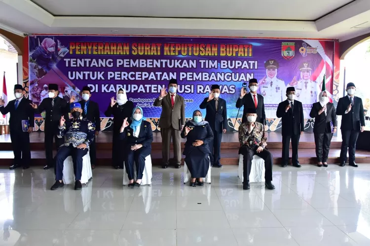 Pose Bupati Ratna Machmud bersama Tim Bupati untuk Percepatan Pembangunan Kabupaten Musi Rawas (Dok. Diskominfo Musi Rawas)