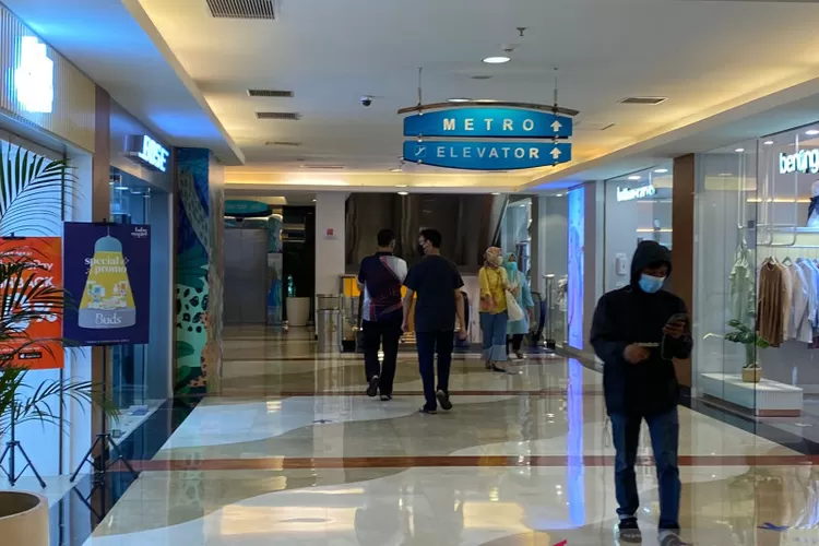  Illustrasi sejumlah masyarakat melakukan kegiatan sosial di salah satu pusat perbelanjaan di kawasan Jakarta Selatan (3/9/2021).  (ANTARA/Hreeloita Dharma Shanti)