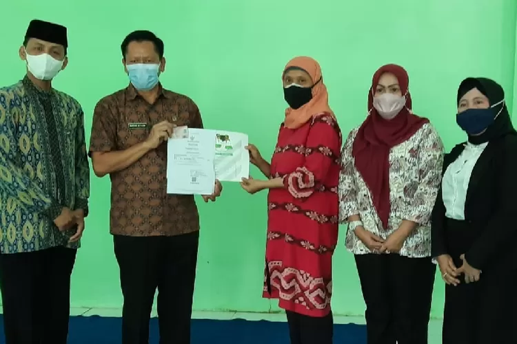 Penyerahan simbolis KK dan KIA dari Disdukcapil kepada Ketua LKKNU Kabupaten Bogor, Nur Herawati (Rosyka)
