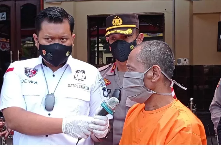 Kasat Reskrim Polres Tegal AKP I Dewa Gede Ditya sedang menginterogasi tersangka (K.Wijayanto)