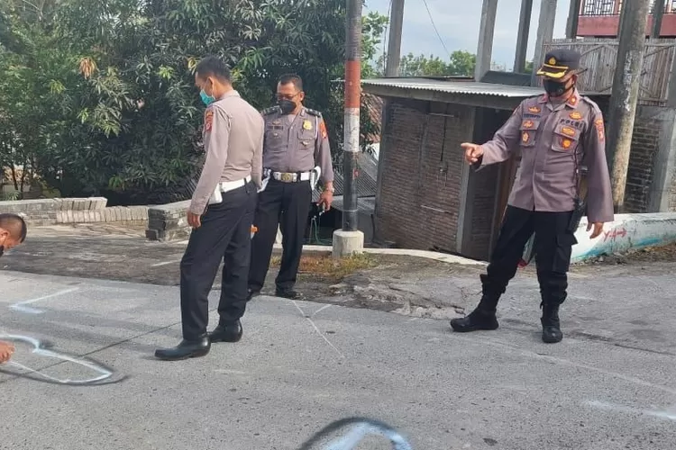 Polisi melakukan olah TKP di lokasi kecelakaan maut di jalur Breksi Prambanan. (Foto: Humas Polsek Prambanan)