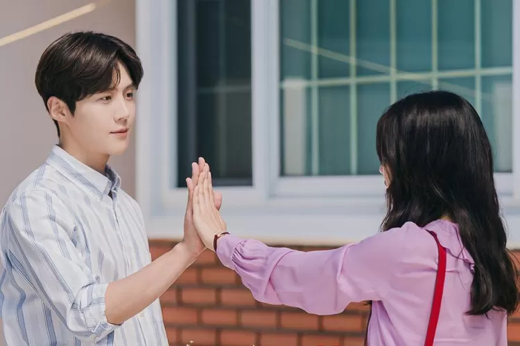 Kim Seon Ho dan Shin Min Ah Semakin Dekat di Hometown Cha Cha Cha. (/Soompi/)