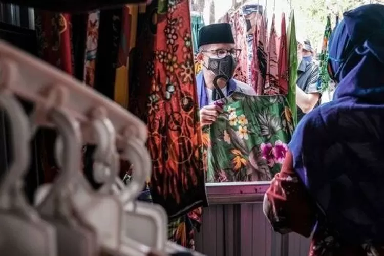 Sandiaga Uno Membeli Produk UMKM di Pulau Untung Jawa (Dok.klikanggaran.com/Kemenparekraf)