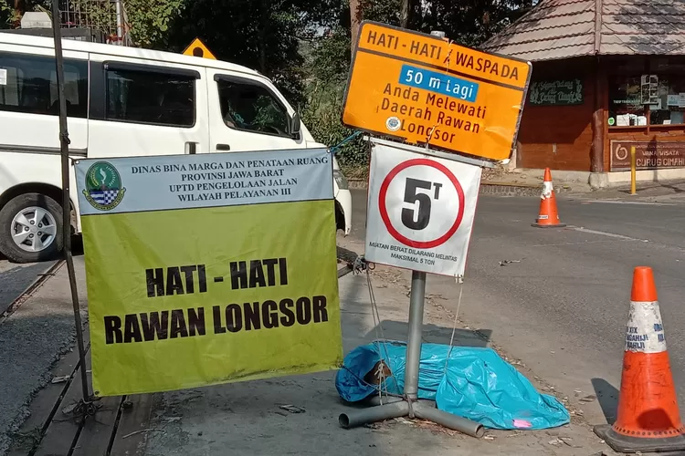 Lebih dari 8 Bulan, longsor di jalan Kolonel Masturi, Desa Kertawangi kawasan wisata Curug Pelangi belum diperbaiki. (Foto: Istimewa-Uwo)