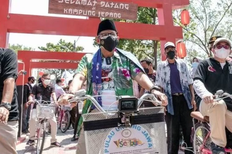 Sandiaga Uno Keliling Pulau Untung Jawa dengan Sepeda Ontel (Dok.klikanggaran.com/Kemenparekraf)