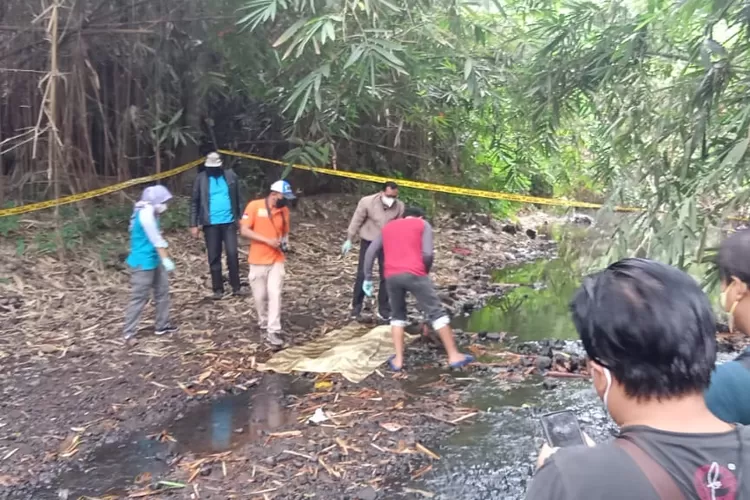 Polisi melakukan olah TKP di lokasi penemuan mayat korban Pariyem di Sungai Nyoho Dusun  Jetis Caturharjo Sleman. (Foto: Humas Polsek Sleman)