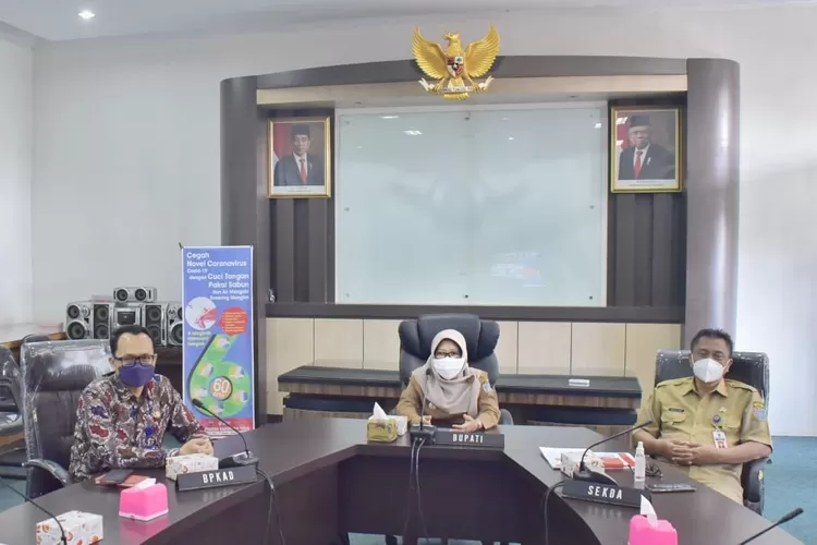 Bupati Tegal Umi Azizah (tenga) didampingi Sekda Widodo Joko Mulyono (K.Wijayanto)