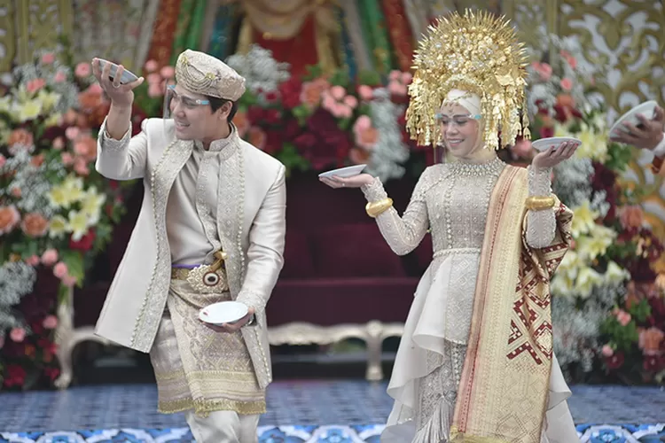 Rizky Billar dan Lesti Kejora menare tradisional Minang (dok ANTV)