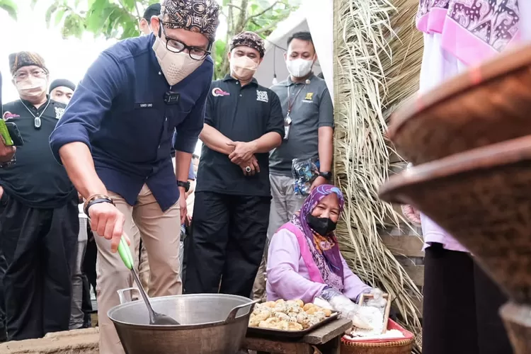 Menparekraf Sandiaga Uno memasak makanan khas Desa Wisata Cisande Sukabumi. Dok.Kemenparekraf