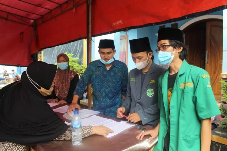 IPNU dan IPPNU kecamatan Gunungputri membantu Kegiatan Vaksinasi  (Foto dokumentasi)