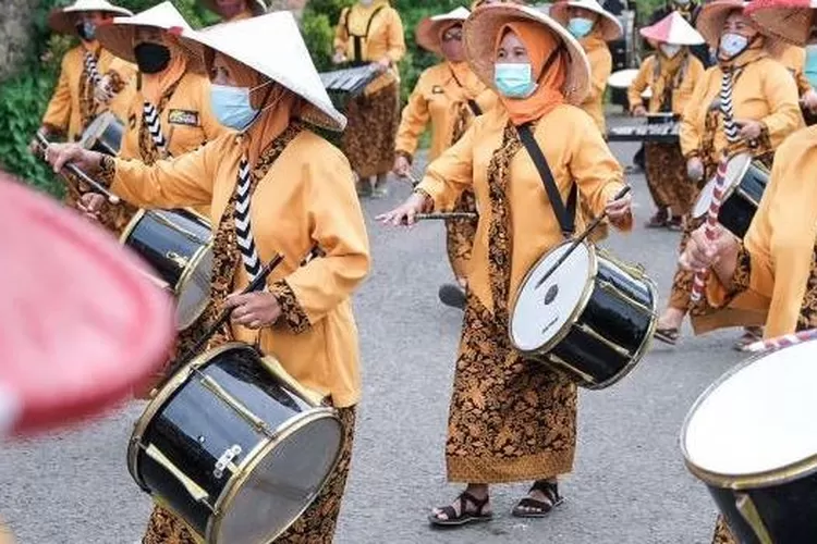 Sandiaga Uno disambut Marching Band Opa-Oma di Desa Wisata Cisande (Dok.Klikanggaran.com/Kemenparekraf)