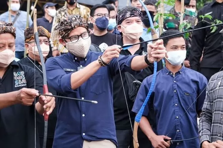 Sandiaga Uno menyempatkan bermain panah di Desa Wisata Cisande (Dok.Klikanggaran.com/Kemenparekraf)