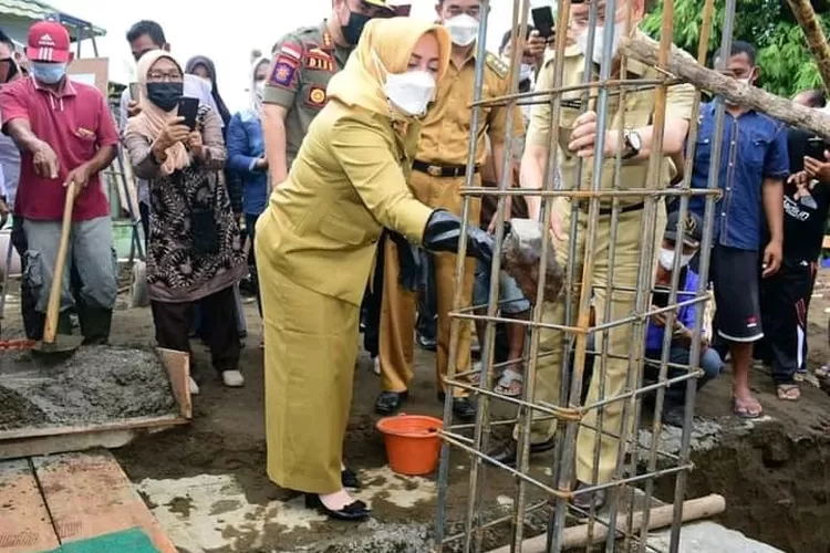 Bupati Ratna Machmud Meletakan Batu Pertama Pembangunan Masjid AR-ROHMAN  (Dok. Diskominfo Musi Rawas)