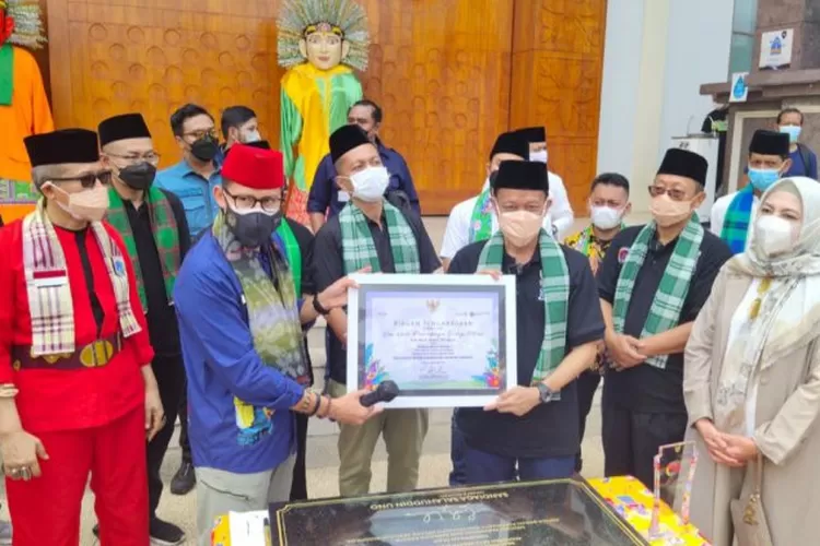 Menparekraf Sandiaga Uno memberikan plakat Anugerah Desa Wisata Indonesia