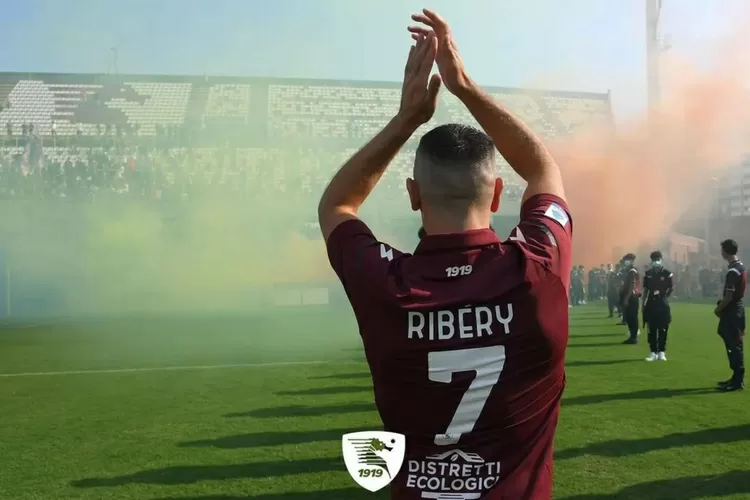 Ribery Diperkenalkan di Estadio Arechi markas Salernitana.