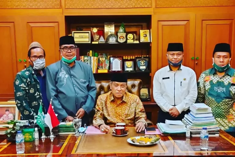 Ketua PCNU Kabupaten Bekasi, Drs KH Komarudin, MM saat menghadap Ketua Umum Pengurus Besar Nahdlatul Ulama (PBNU), KH Said Aqil Siroj di Kantor PBNU, Jakarta, belum lama ini (Dudun Hamidullah)
