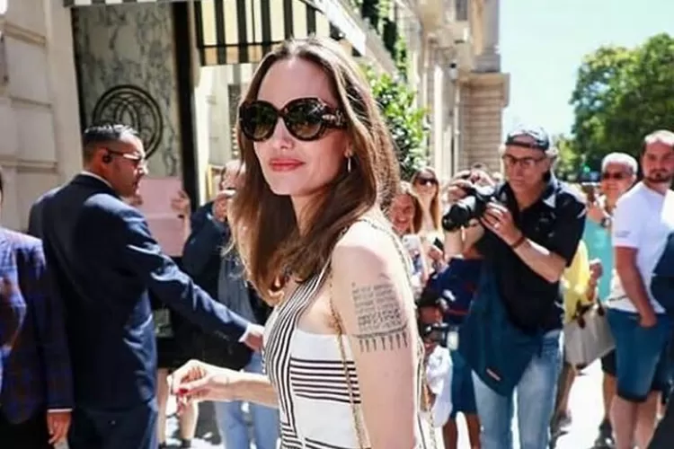 Angelina Jolie  (Instagram @ anggelinajolie)
