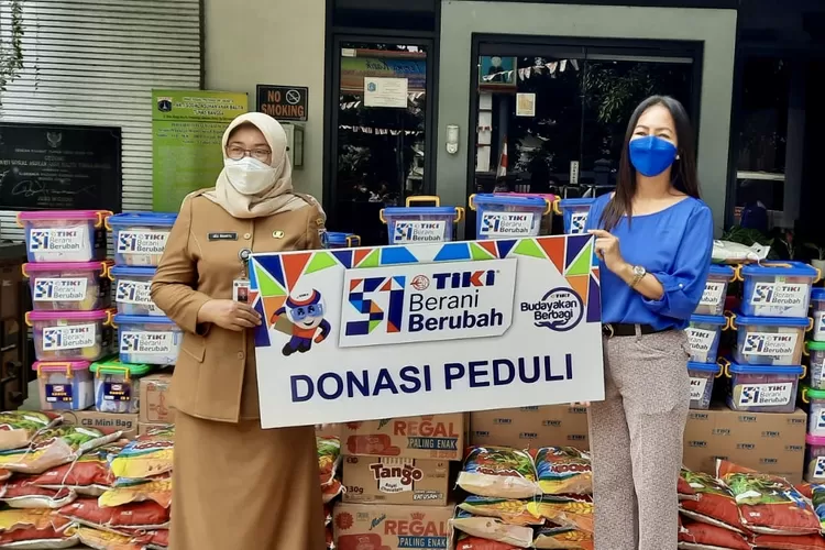 Direktur Utama TIKI Yulina Hastuti menyerahkan paket sembako TIKI Peduli - Foto: Humas Tiki