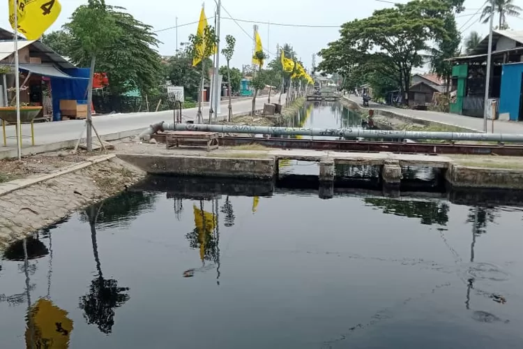 Tercemar, Kali Cilemahabang Cikarang Menjadi Hitam Pekat - Edisi