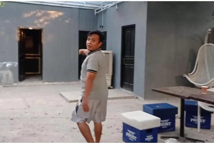 Seorang warga menunjukan tempat Karaoke Pink yang digerebek tim Polda Jawa Tengah karena ditemukan praktik perdagangan anak dibawah umur (K.Wijayanto)