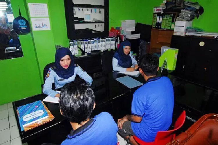 Contoh Foto Sipir Lapas Klas 1 Tangerang Banten saat melakukan introgasi kepada dua napi. (Febri Daniel Manalu)