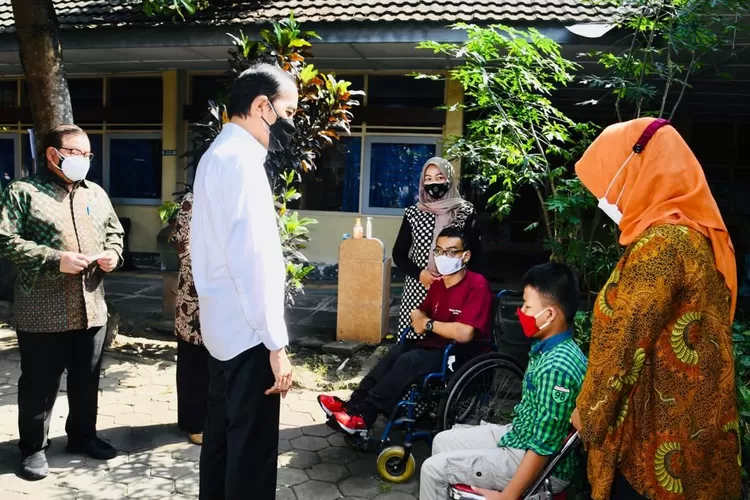 Presiden Jokowi didampingi Seskab Pramono Anung meninjau kegiatan vaksinasi COVID-19 di SLB Negeri 1 Bantul, Kabupaten Bantul, Daerah Istimewa Yogyakarta, Jumat (10/09/ 2021). (Setkab.go.id)