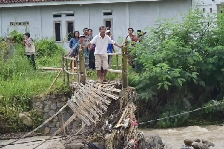 Akses jembatan putus akibat bencana banjir yang dikunjungi Bupati Bogor Ade Yasin. (Dok. Diskominfo)