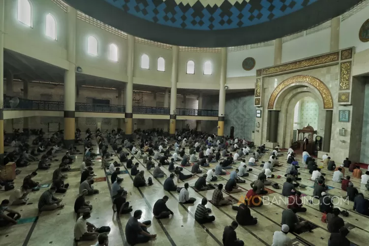 Umat muslim menjalani ibadah salat Jumat di Masjid 