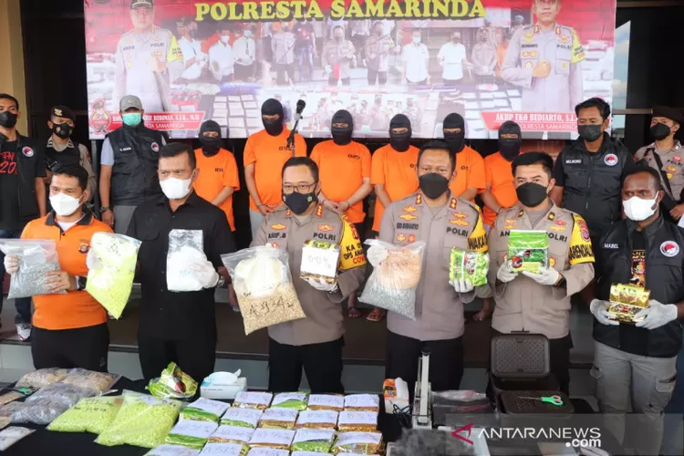Kapolres Samarinda Kombes Pol Arif Budiman didampingi Direktur Narkoba Polda Kaltim, Kombes Pol Rickynaldo Chairul, didampingi petugas dan enam tersangka dalam kasus sabu-sabu seberat 25 Kg di Kantor Pokresta Samarinda, Jumat. (Antara-Arumanto)