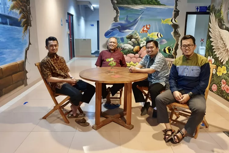 Rombongan tamu diterima oleh Prof Dadan disuatu ruangan sekolah yang di penuhi oleh lukisan - Foto: Dok PCI