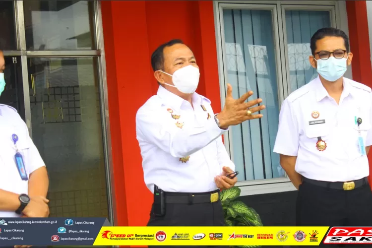 Kepala Lembaga Pemasyarakatan (Lapas) Cikarang, Saverius Essau Gustaf Johannes tengah memberikan arahan kepada pejabat terkait untuk membahas langkah deteksi dini (Foto: Istimewa). (Dudun Hamidullah)
