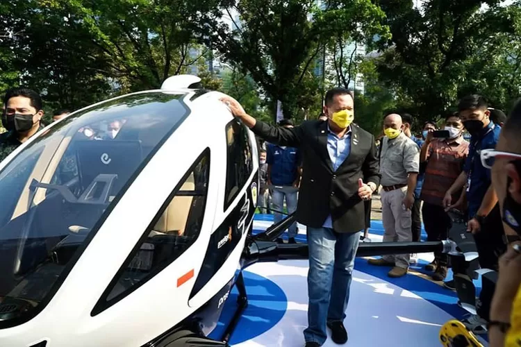 Ketua MPR RI sekaligus Ketua Umum IMI Bambang Soesatyo (Bamsoet) perkenalkan taksi terbang listrik. (Instagram.com/@bambang.soesatyo)