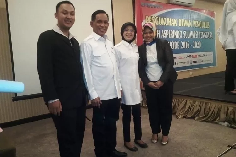 Almarhum H. Amir Syarifudin (kemeja putih) didamping istri H. Titiek ketika menghadiri pelantikan DPW ASPERINDO Sultra pada 18 Februari 2017. Foto: Dok Keluarga.