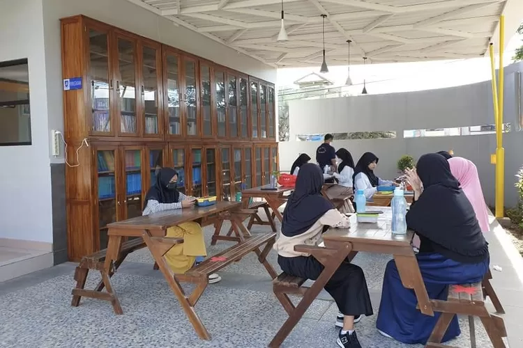 Murid-murid SMP PCI nampak sedang menikmati ruang perpustakaan  - Foto: Dok PCI